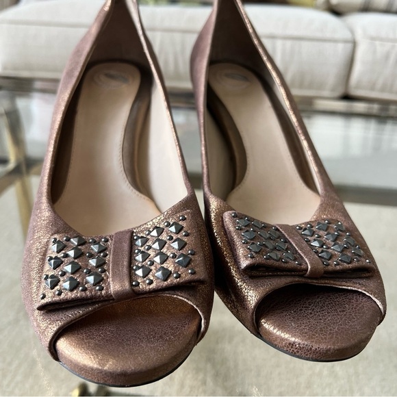 Nurture by Lamaze Copper Heels with Gunmetal Spike Bows and Peep-Toe Design - Picture 10 of 10